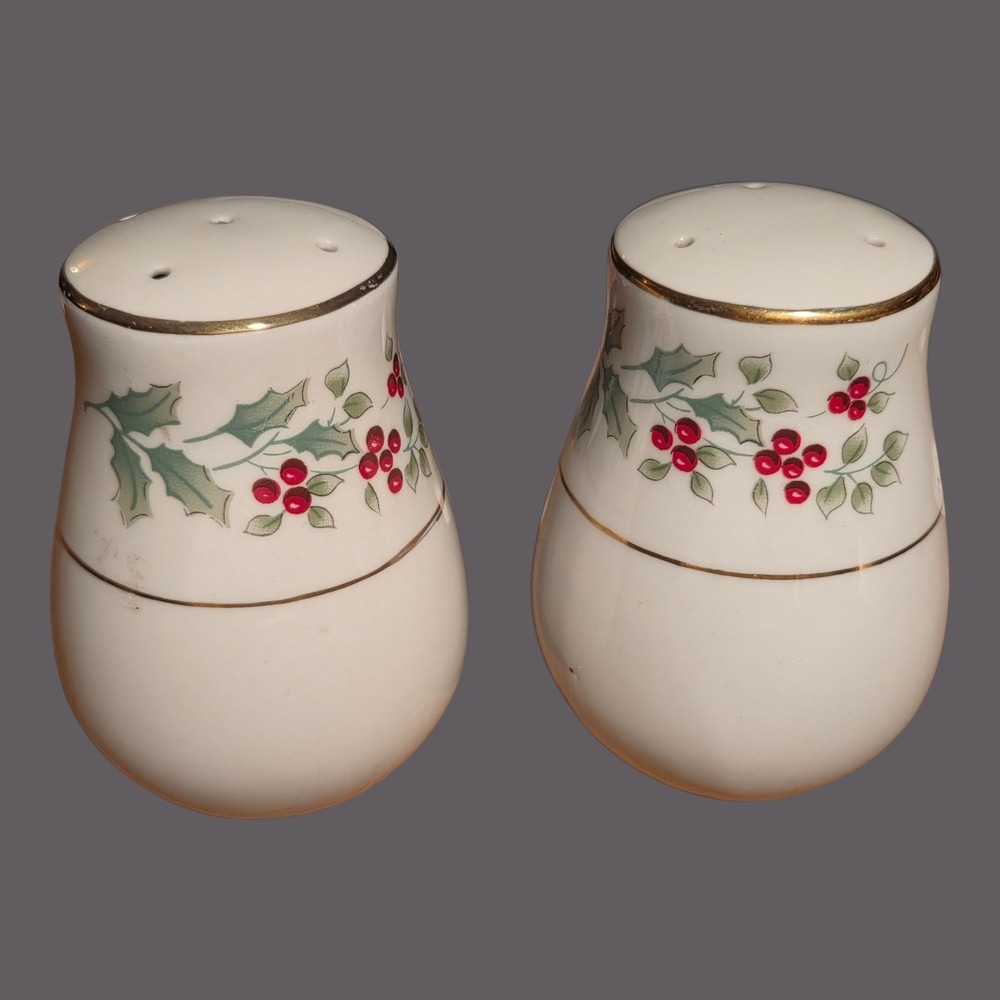 Christmas holiday salt and pepper‎ shakers Holly and Berries